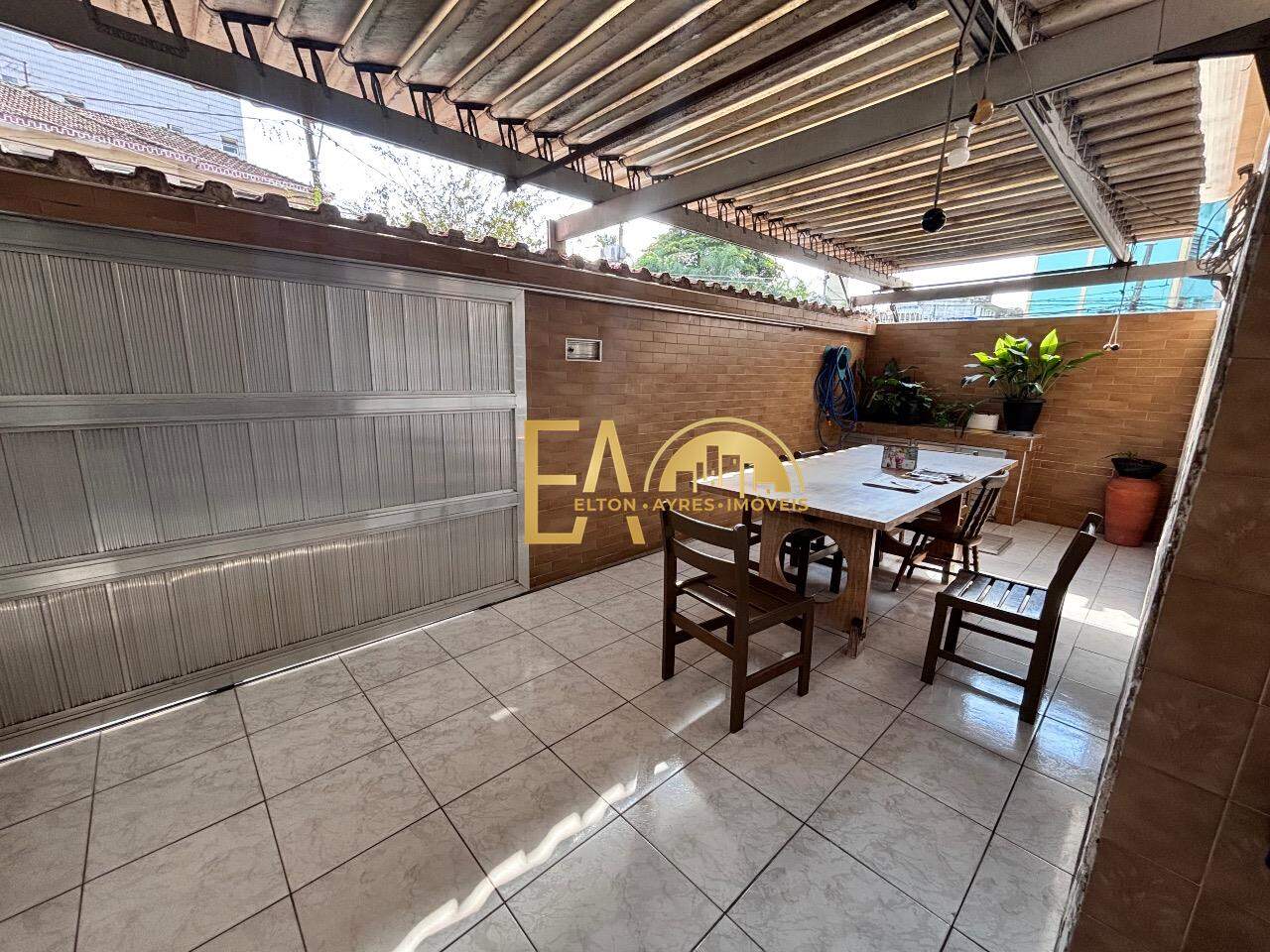  Casa à venda em Encruzilhada, Santos - SP: 