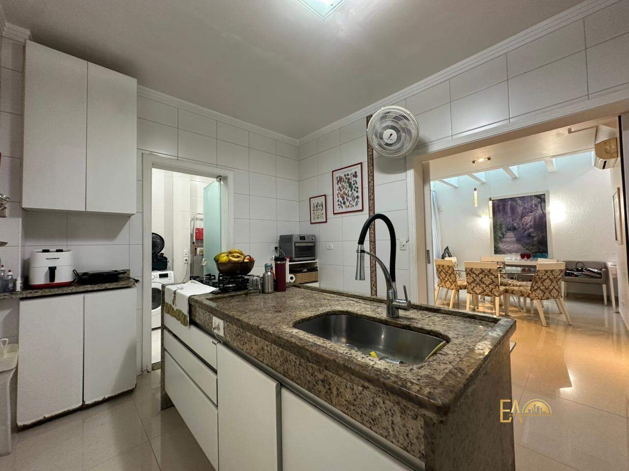 Casa à venda em Ponta da Praia, Santos - SP: