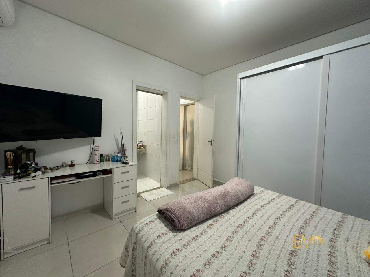 Casa à venda em Ponta da Praia, Santos - SP: