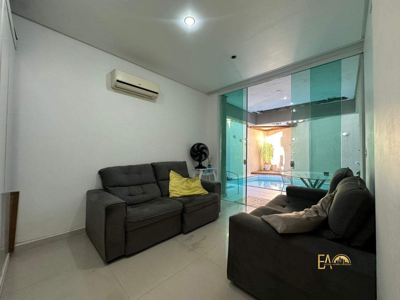 Casa à venda em Ponta da Praia, Santos - SP:
