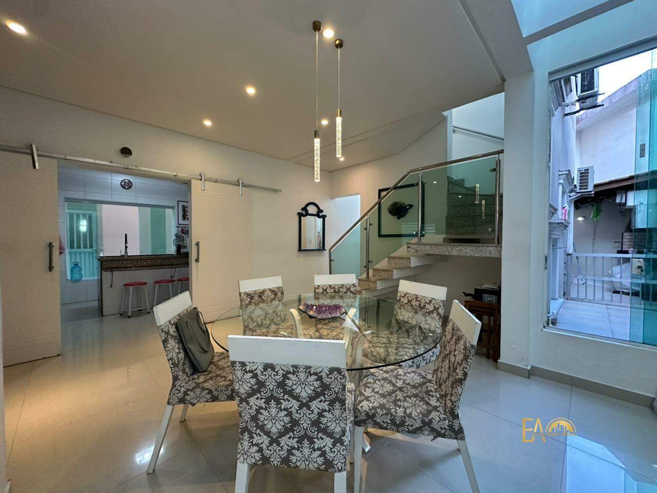 Casa à venda em Ponta da Praia, Santos - SP: