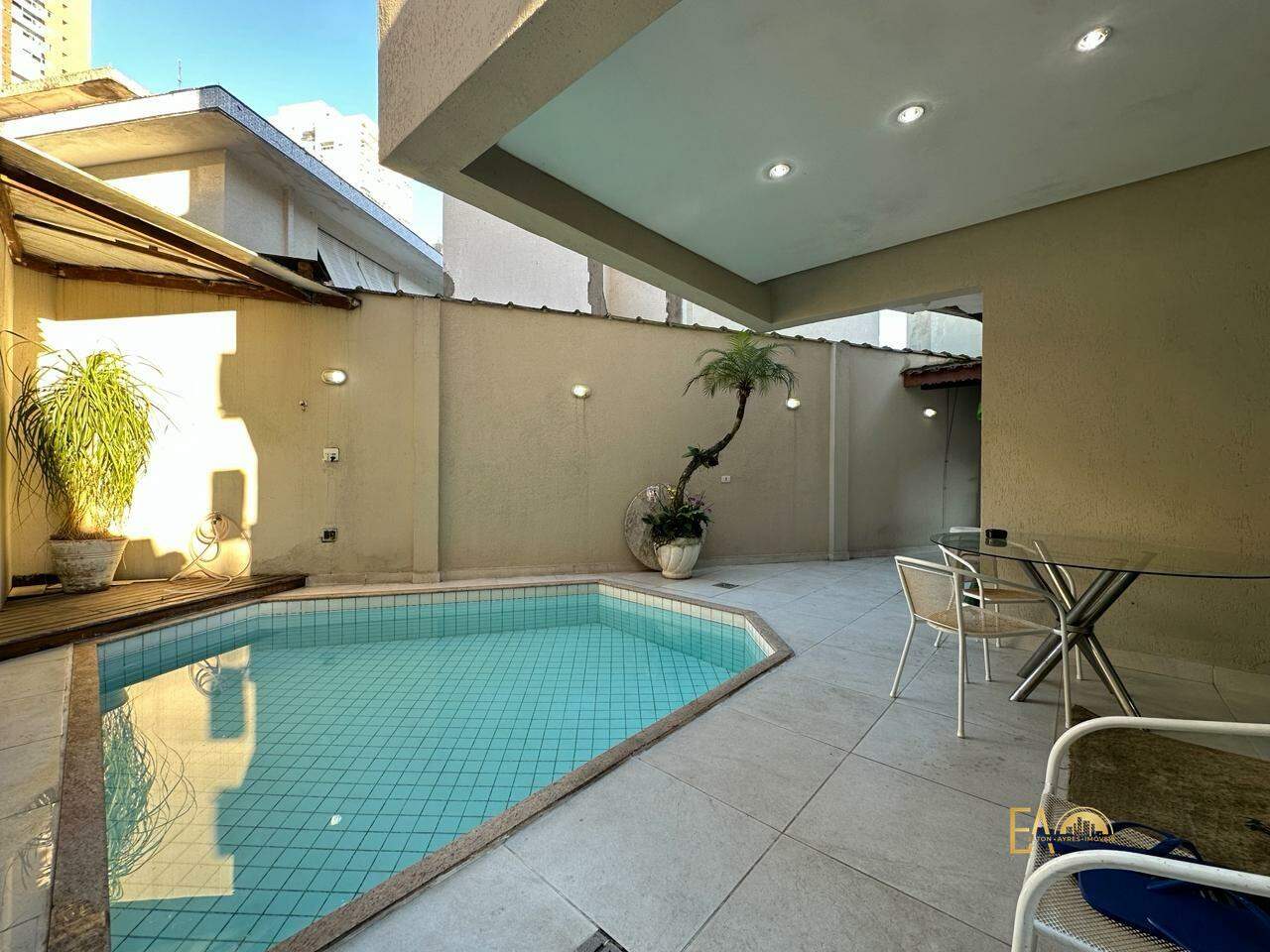 Casa à venda em Ponta da Praia, Santos - SP: