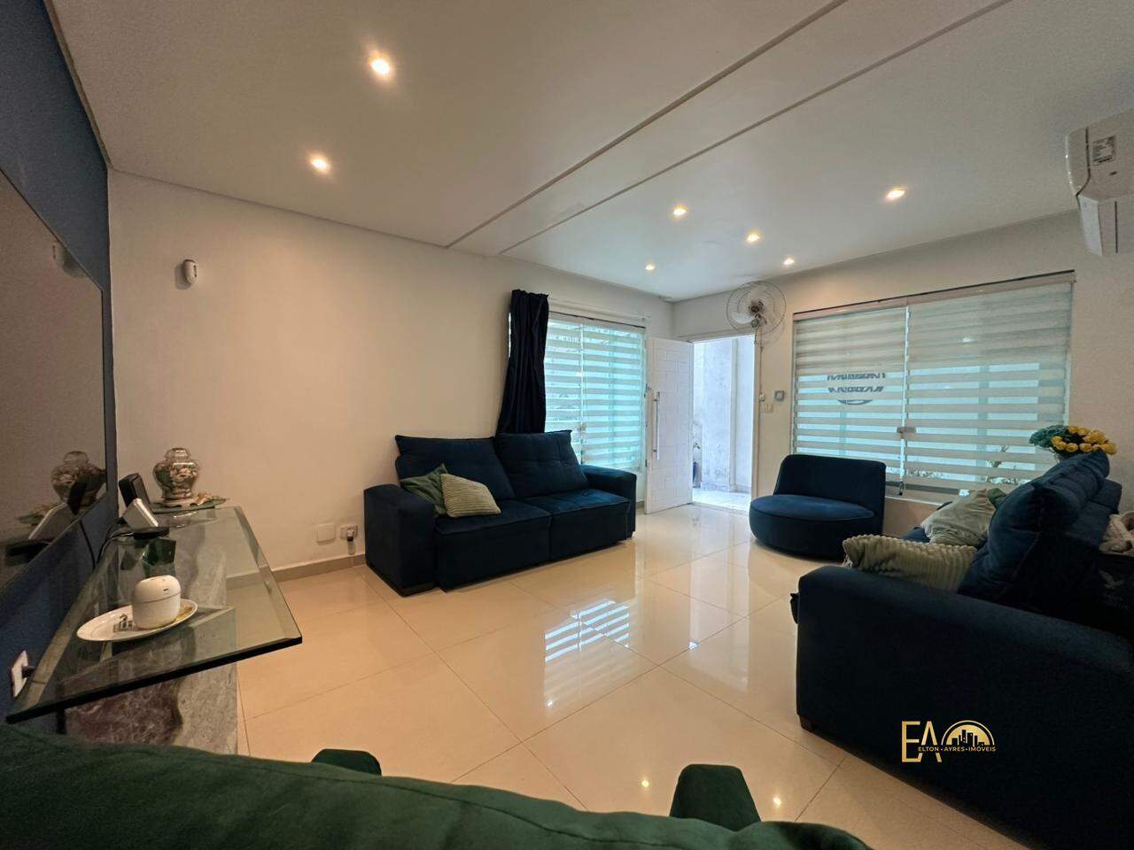 Casa à venda em Ponta da Praia, Santos - SP: