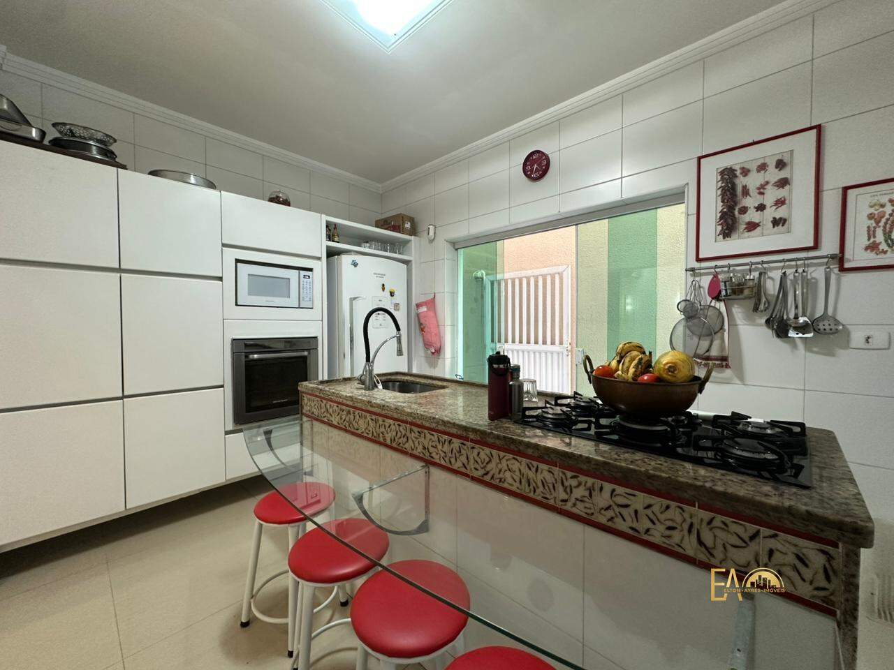 Casa à venda em Ponta da Praia, Santos - SP: