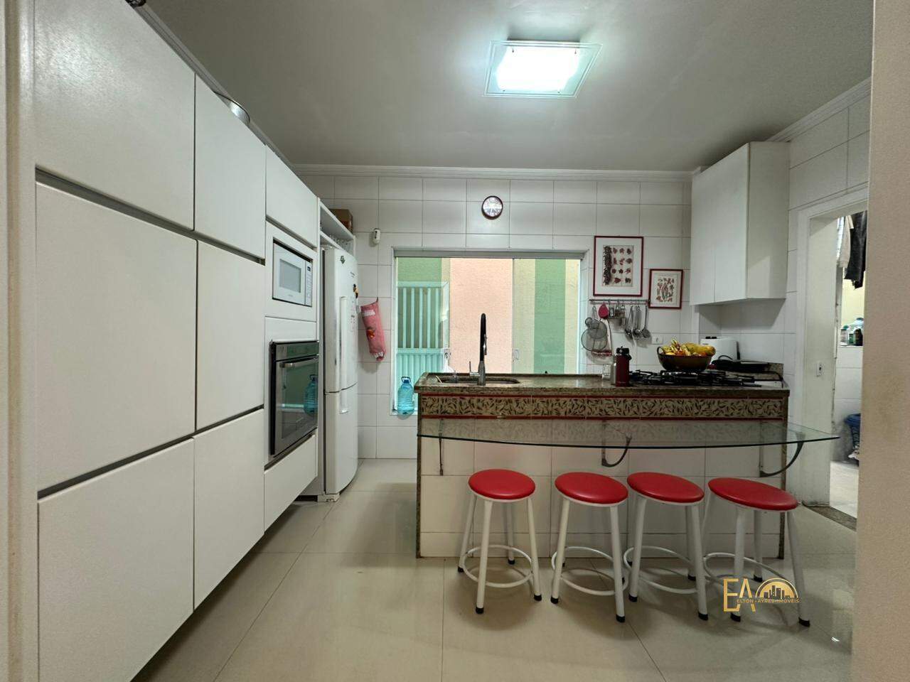 Casa à venda em Ponta da Praia, Santos - SP: