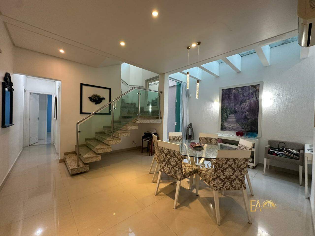 Casa à venda em Ponta da Praia, Santos - SP:
