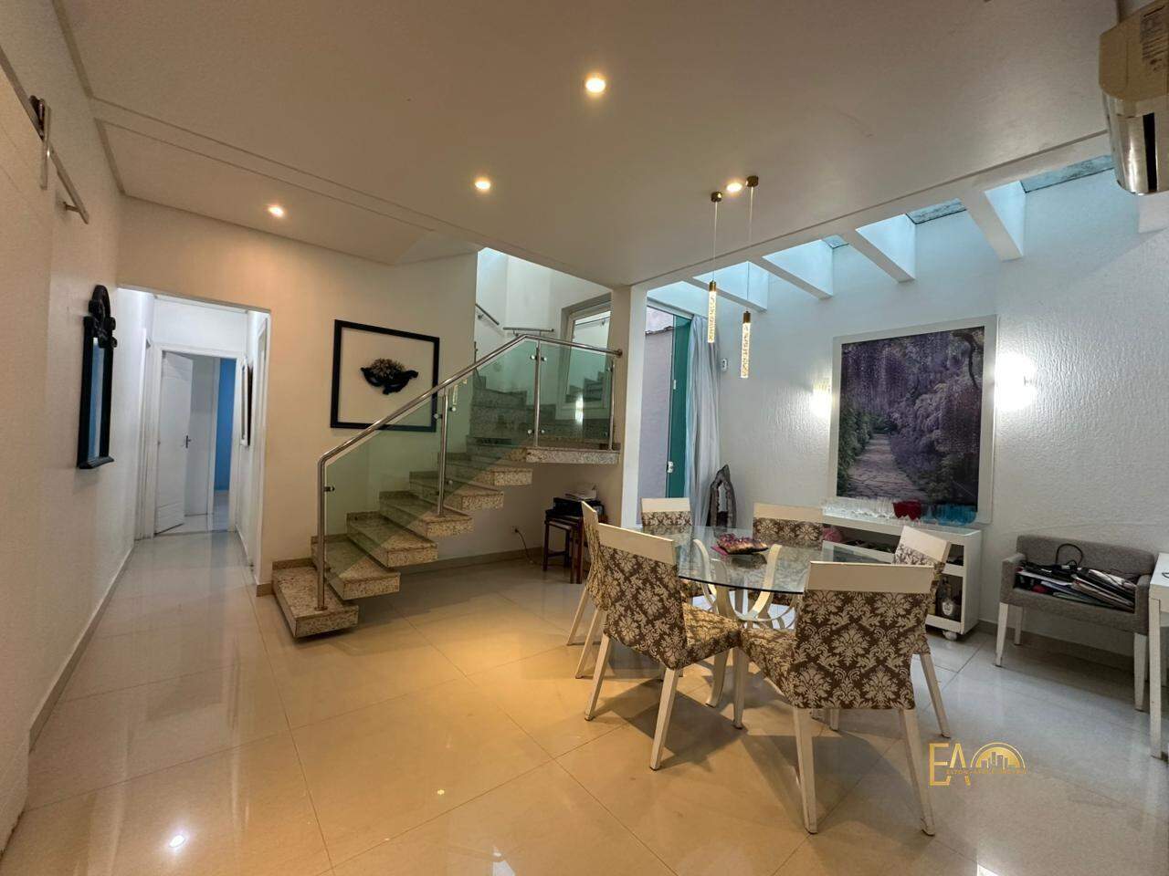 Casa à venda em Ponta da Praia, Santos - SP: