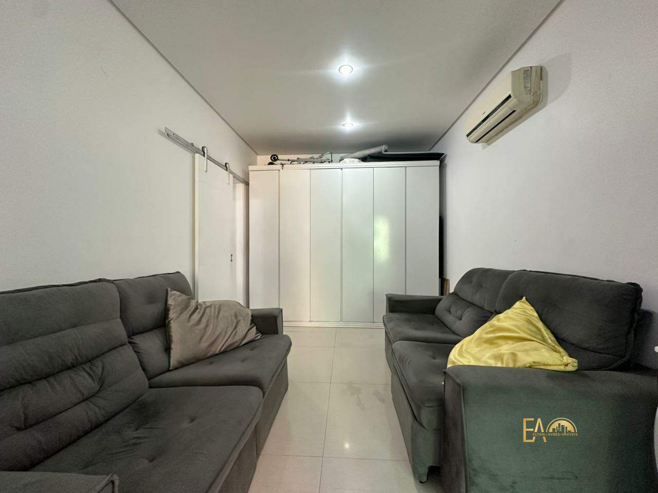 Casa à venda em Ponta da Praia, Santos - SP: