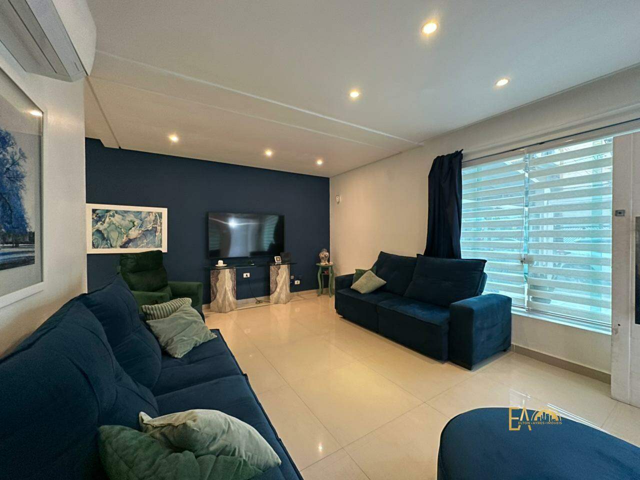Casa à venda em Ponta da Praia, Santos - SP:
