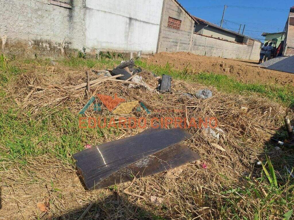 Terreno à venda no Praia das Palmeiras: 