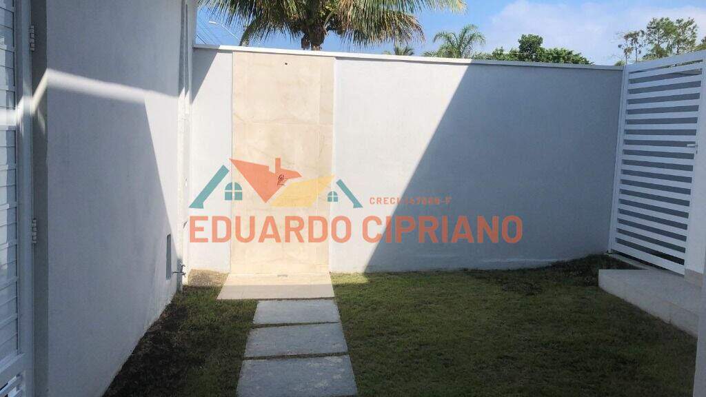 Casa à venda no Massaguaçu: ducha na entrada da casa