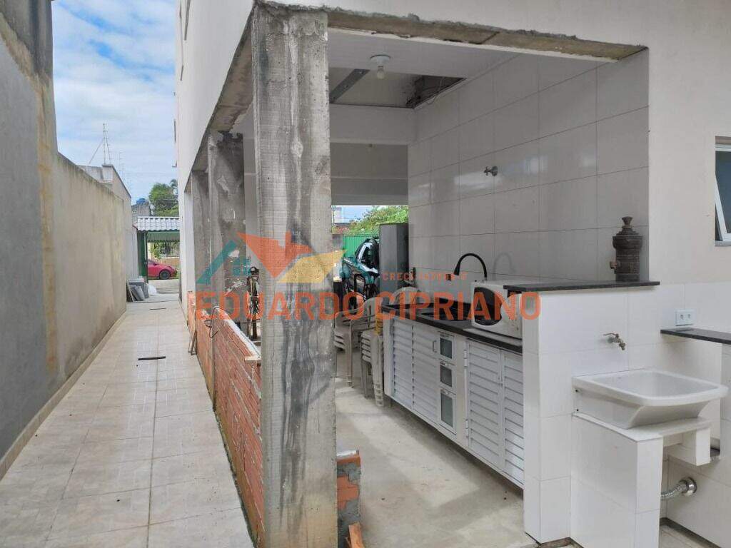 Casa para aluguel no Indaiá: Vista lateral quintal 