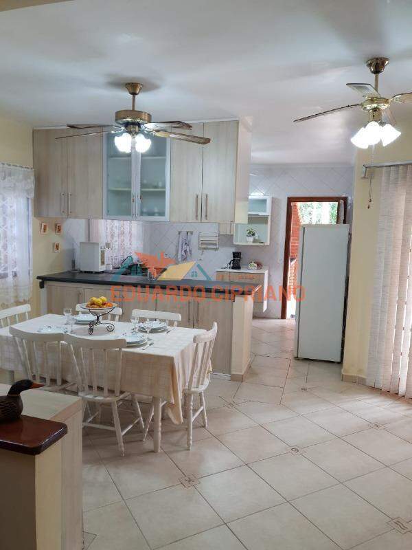 Casa em condomínio para aluguel no Martim de Sá: 