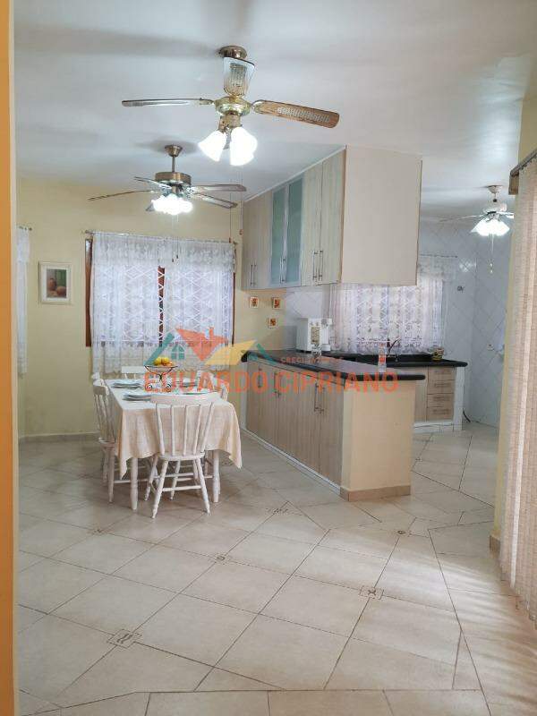 Casa em condomínio para aluguel no Martim de Sá: 