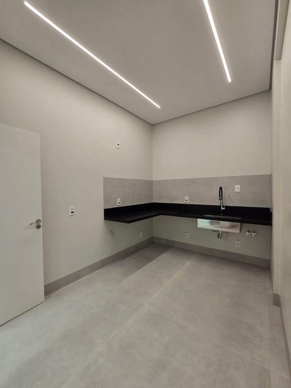 Casa à venda no Jardim Royal Boulevard do Cerrado: Cozinha de Apoio