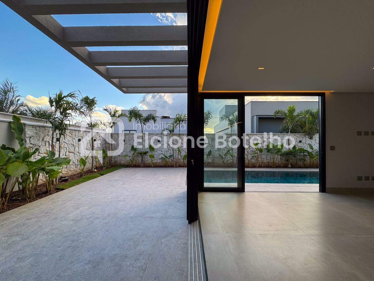 Casa de Condomínio à venda no GRANJA MARILEUSA: 