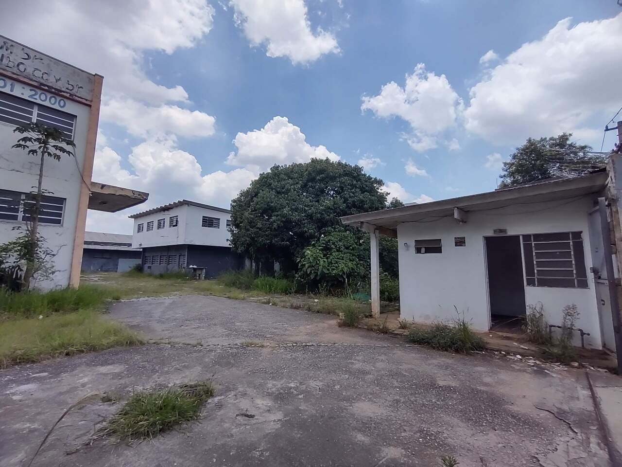 Galpão à venda no Bairro Jardim: estacionamento