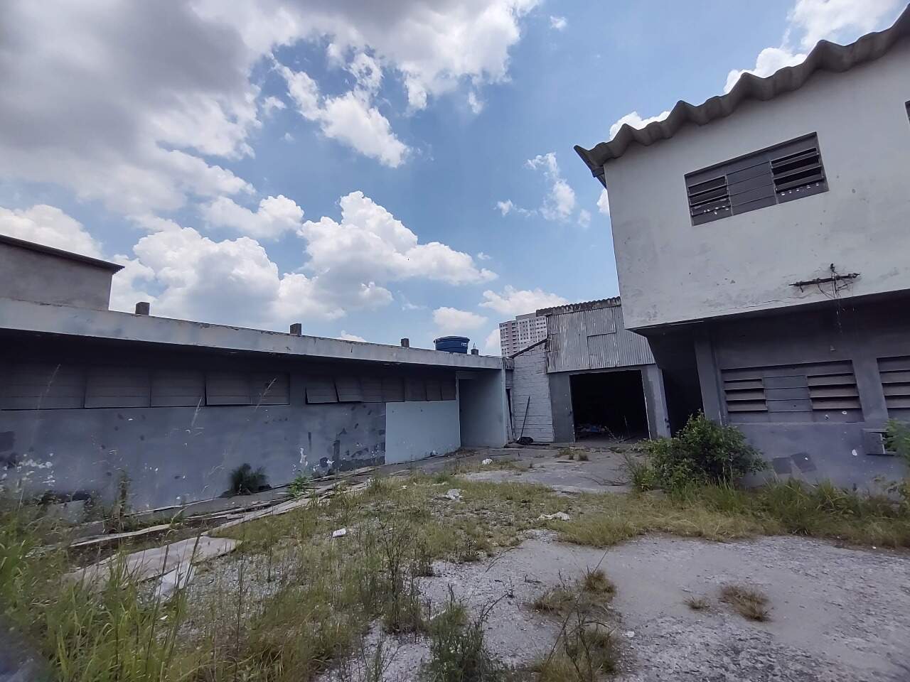 Galpão à venda no Bairro Jardim: estacionamento