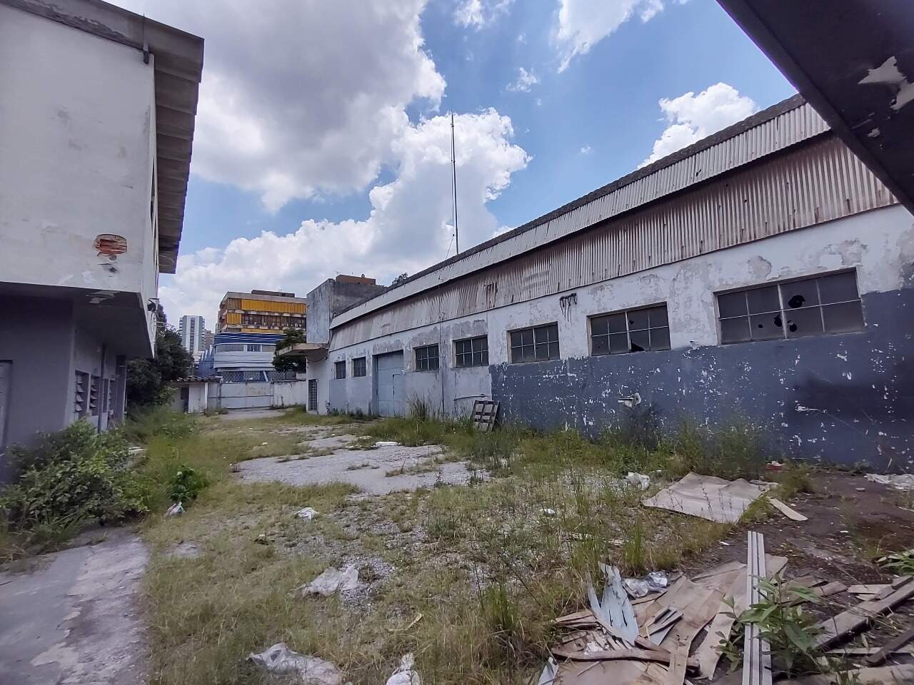 Galpão à venda no Bairro Jardim: estacionamento