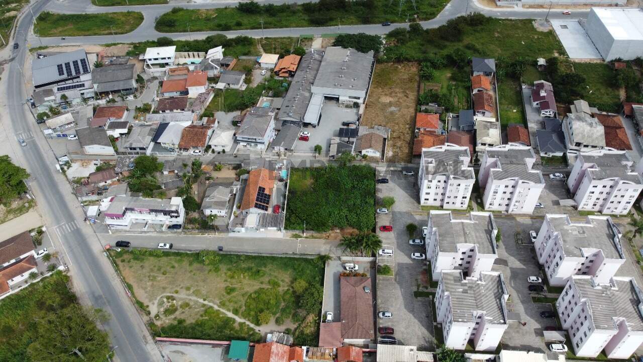 Lote à venda no Aririú: 