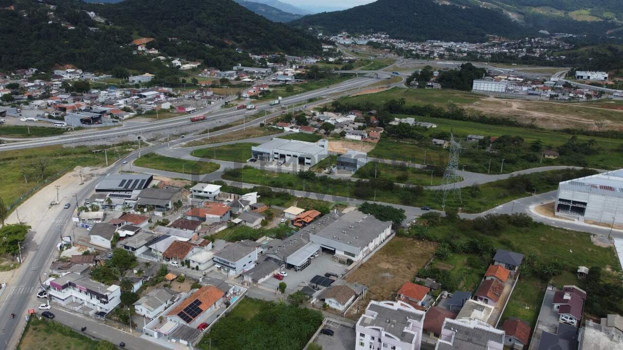 Lote à venda no Aririú: 
