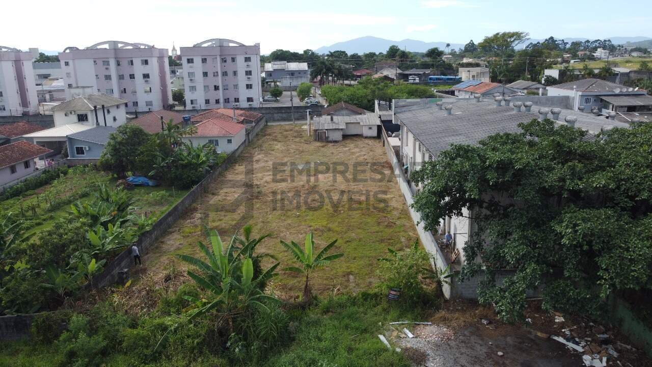 Lote à venda no Aririú: 