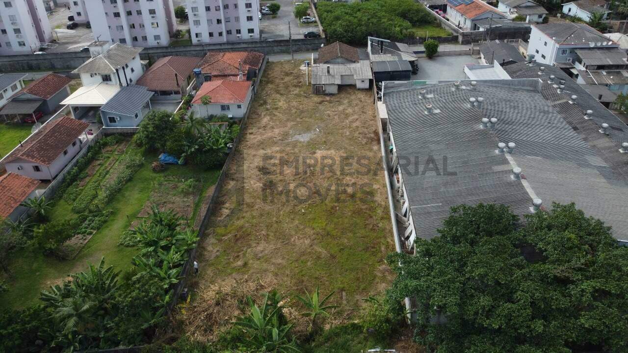 Lote à venda no Aririú: 
