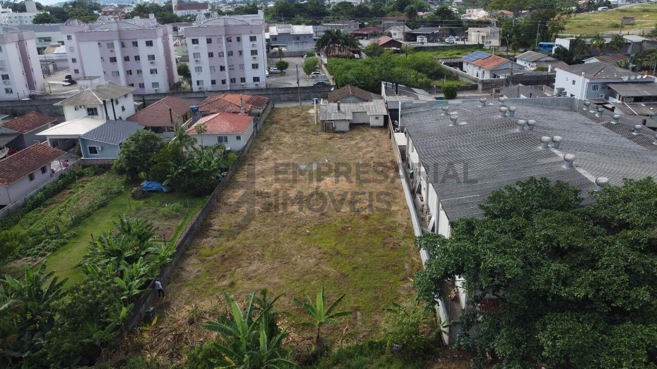 Lote à venda no Aririú: 