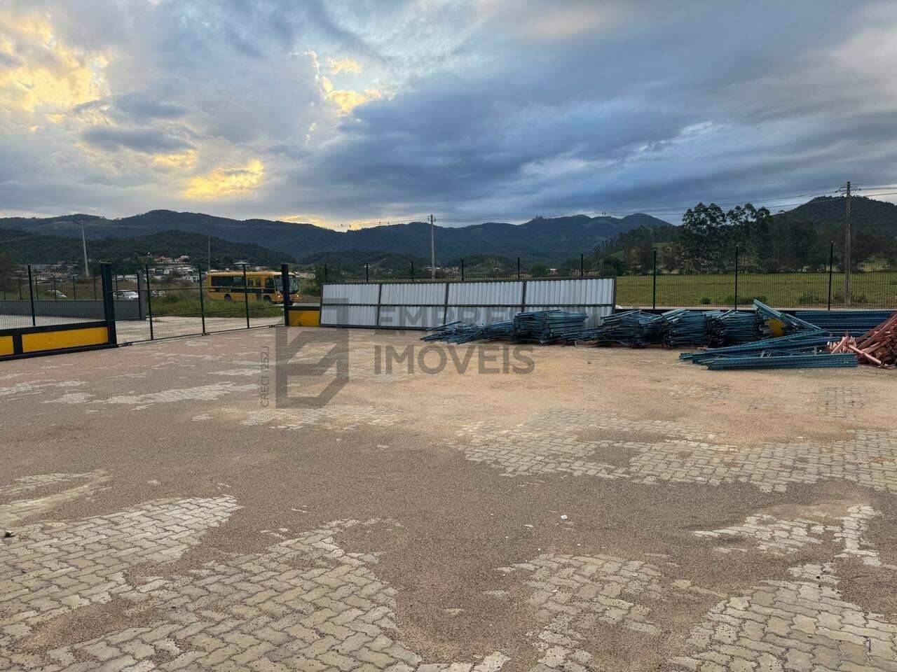 Galpão para aluguel no Aririú: 