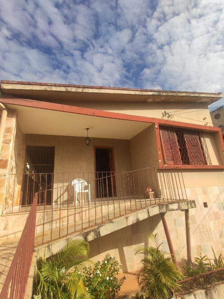 Casa à venda com 3 quartos, 270m² - Foto 1