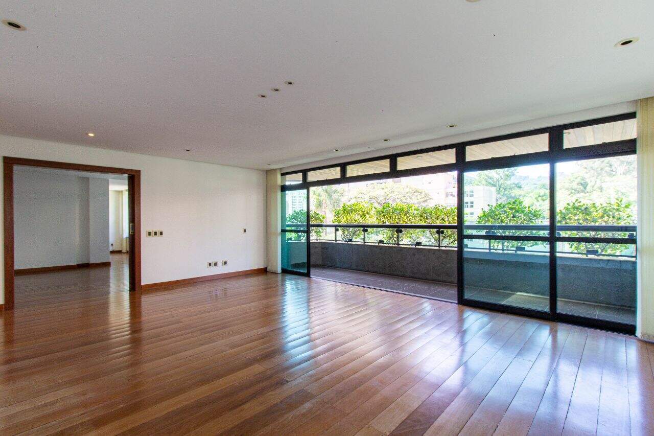 Apartamento para alugar com 4 quartos, 330m² - Foto 1