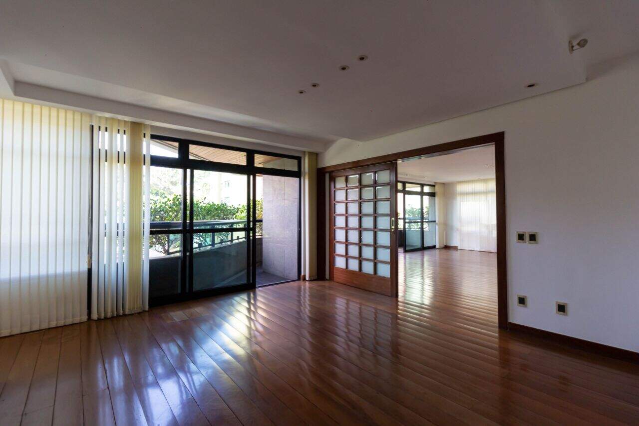 Apartamento para alugar com 4 quartos, 330m² - Foto 2