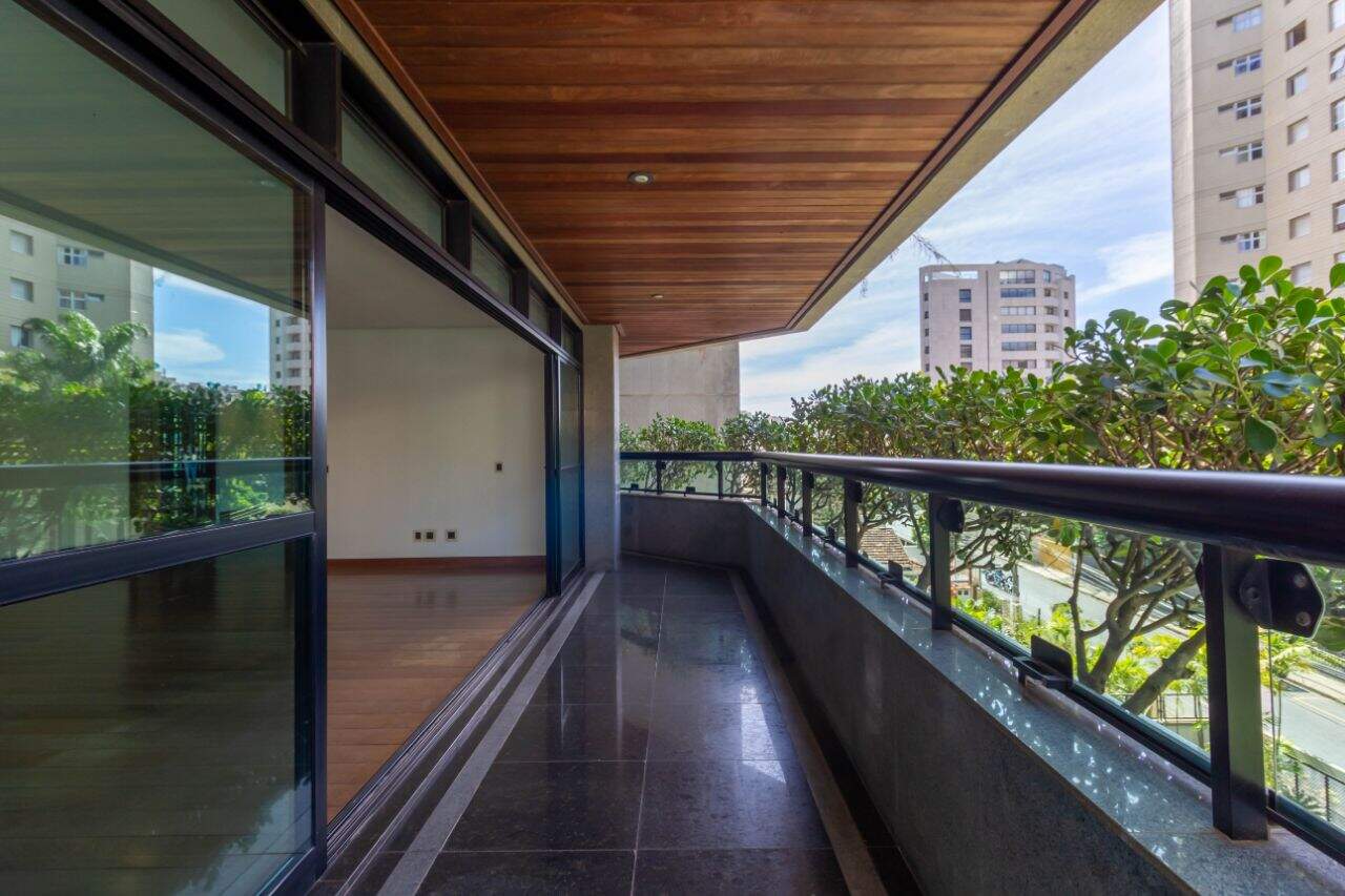 Apartamento para alugar com 4 quartos, 330m² - Foto 3