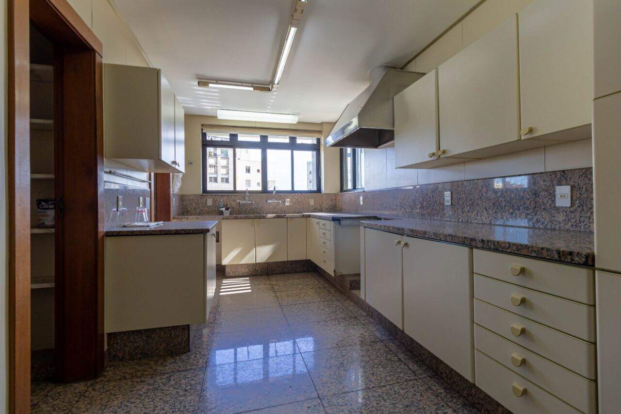 Apartamento para alugar com 4 quartos, 330m² - Foto 4