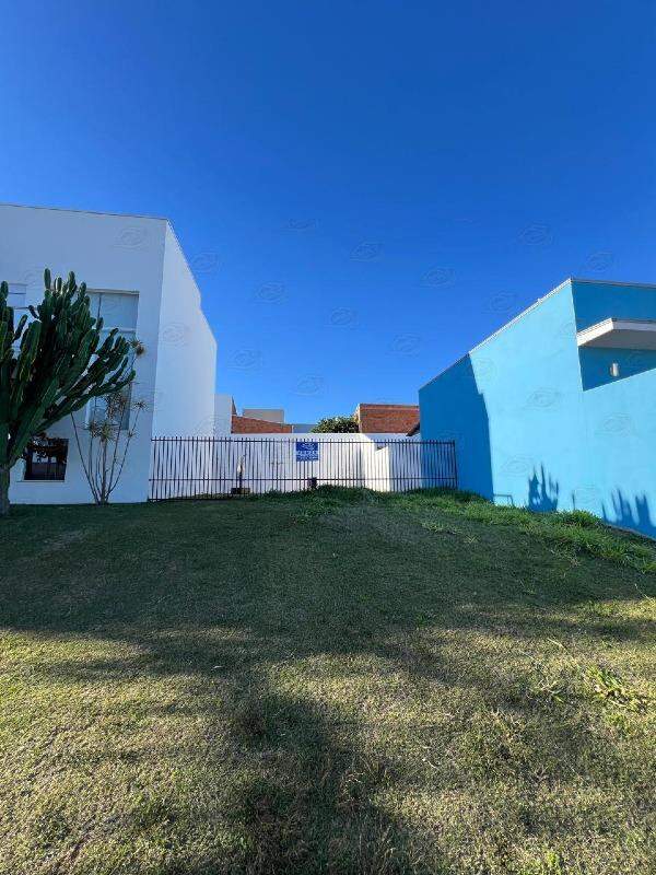 Terreno à venda no Condomínio Alto dos Pinheiros: 