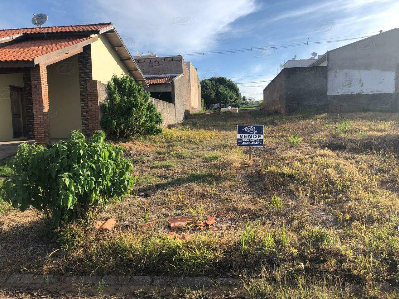 Terreno à venda no Condomínio Alto dos Pinheiros: 