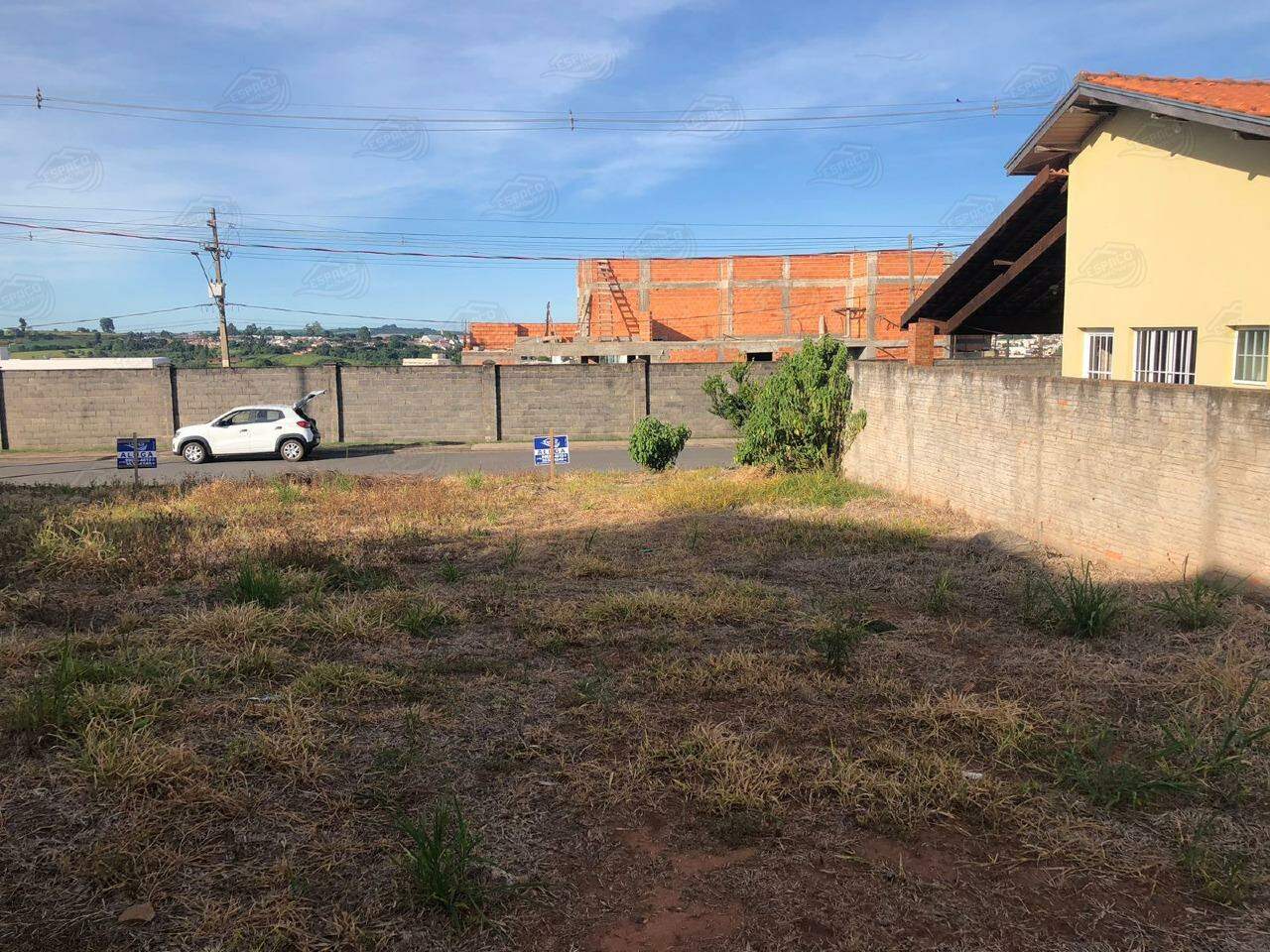 Terreno à venda no Condomínio Alto dos Pinheiros: 