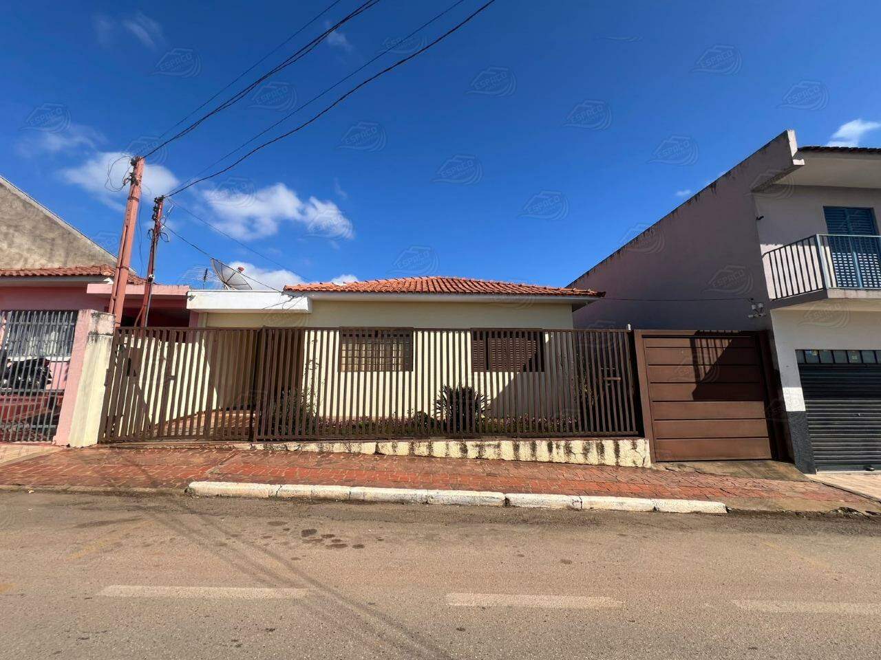 Casa à venda no Tonico Adolfo: 