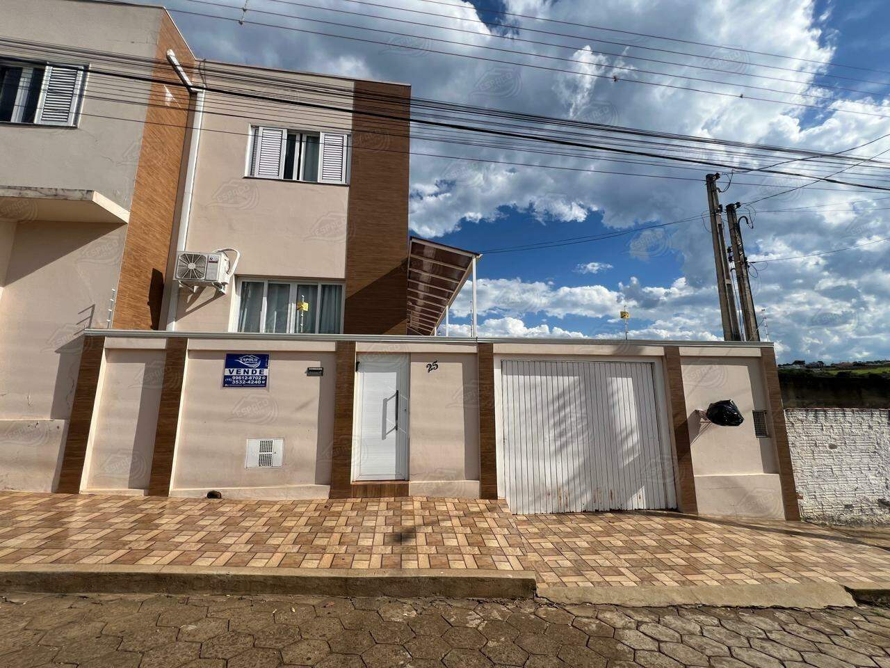Sobrado à venda no Jardim Regiane: 