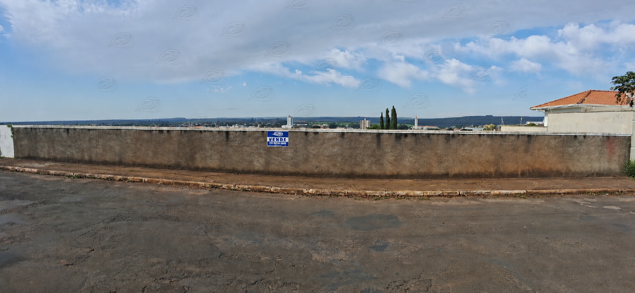 Terreno à venda no Cruzeiro: 