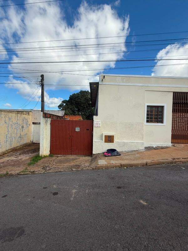 Casa para aluguel no Ginásio: 