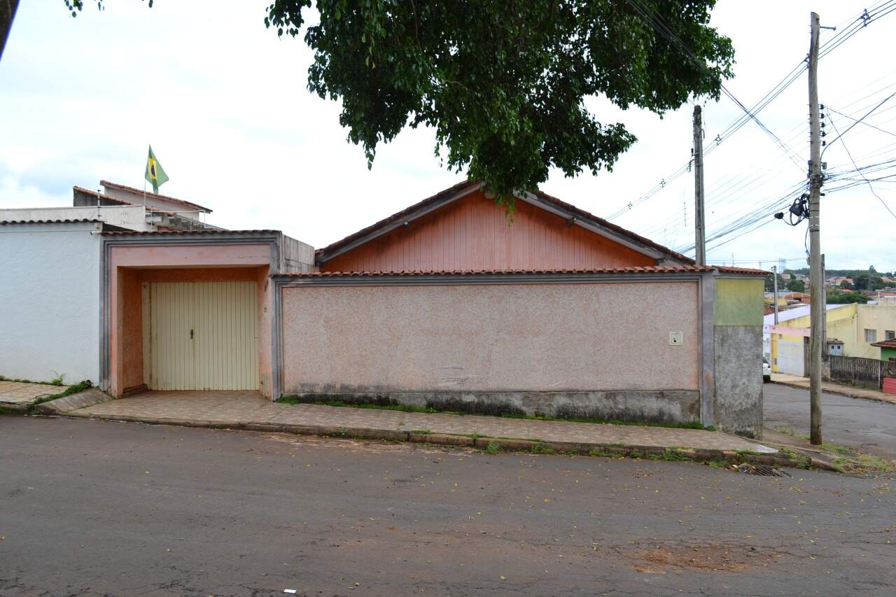 Casa à venda no Tonico Adolfo: 