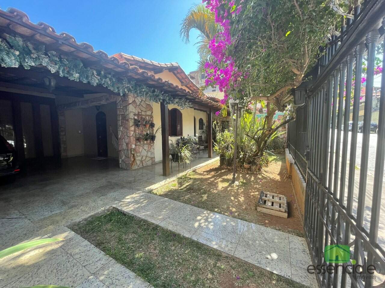 Casa à venda com 3 quartos, 220m² - Foto 2