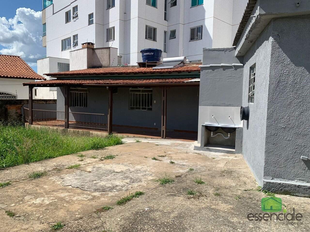 Casa à venda com 3 quartos, 460m² - Foto 2