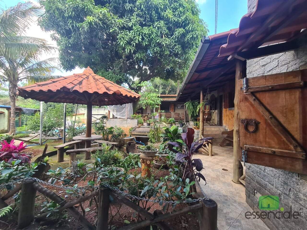 Casa à venda com 4 quartos, 300m² - Foto 2