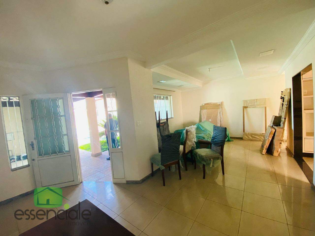 Casa à venda com 4 quartos, 200m² - Foto 2