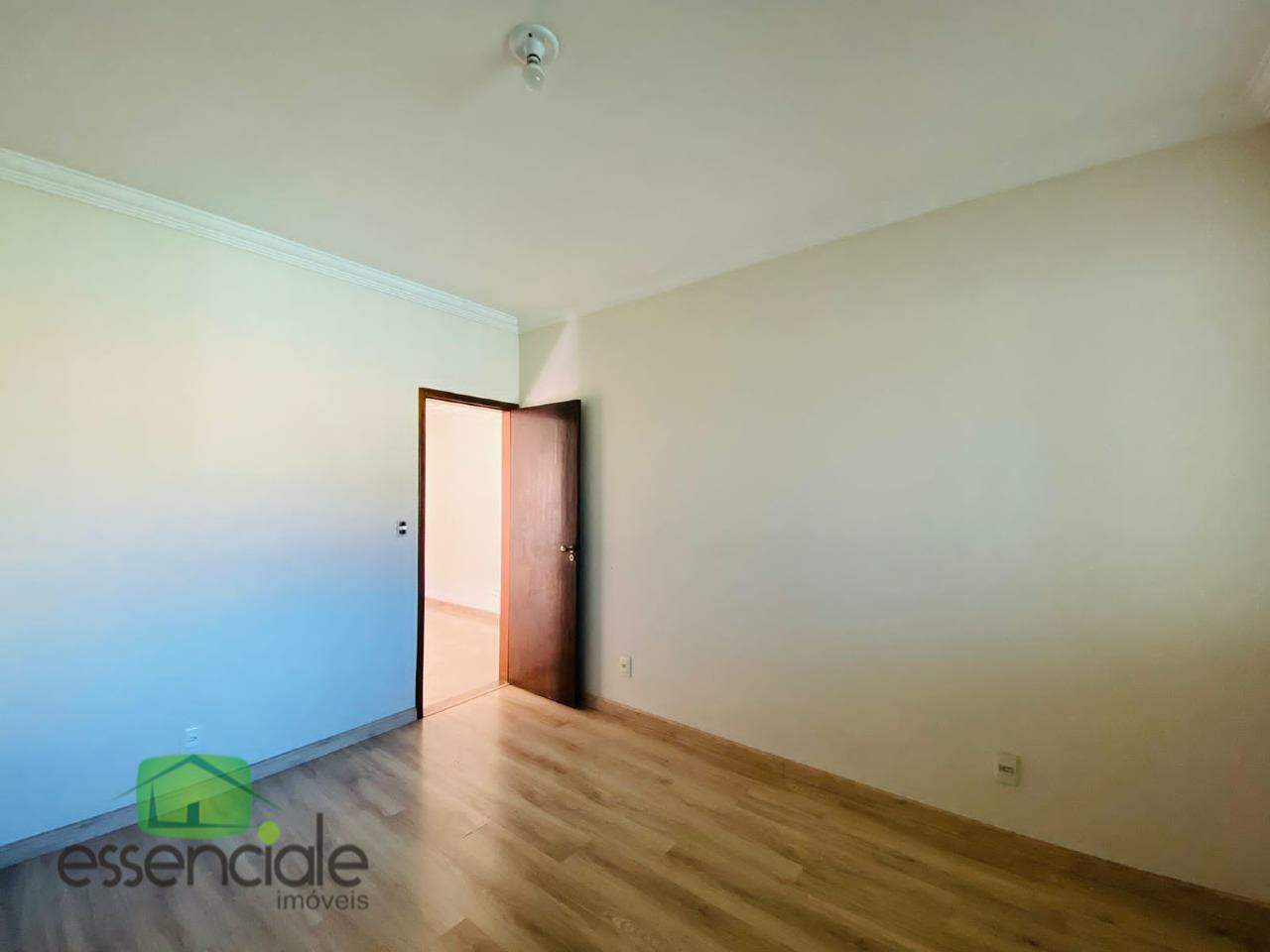 Casa à venda com 4 quartos, 200m² - Foto 11