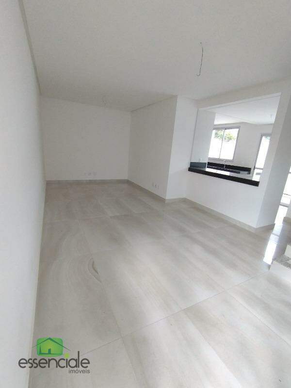 Casa à venda com 3 quartos, 128m² - Foto 1