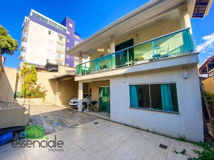 Casa à venda com 4 quartos, 250m² - Foto 1