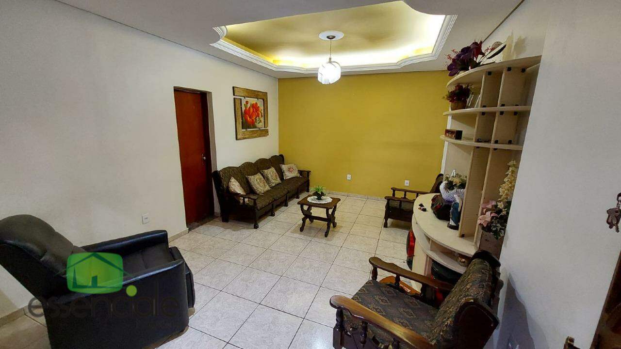 Casa à venda com 4 quartos, 250m² - Foto 2